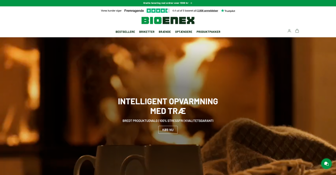 BIOENEX hero banner med teksten intelligent opvarmning med træ foran en hyggelig brændeovn med kopper.